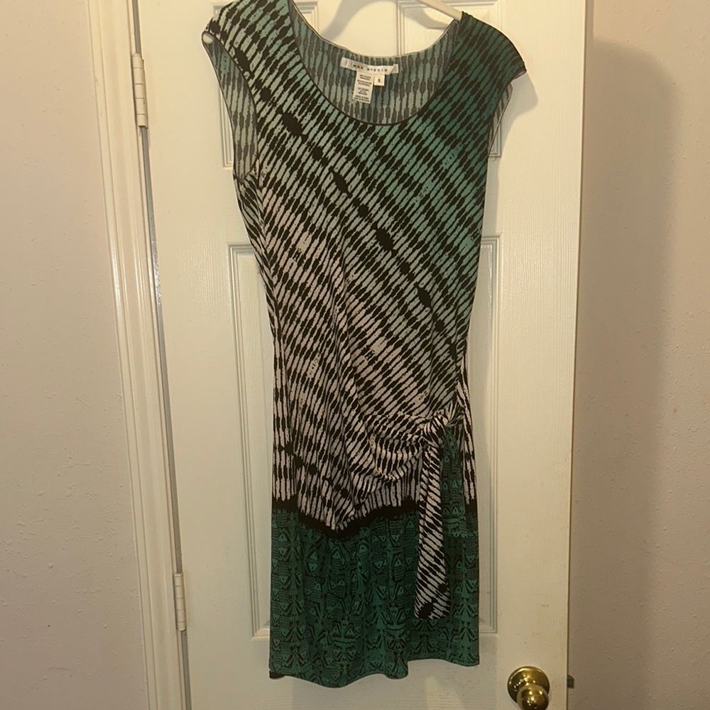 Max Studio Black and Green Sleeveless Sheath Dress